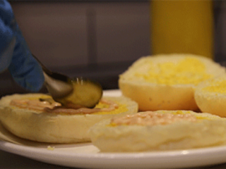 6、芝士酱牛肉汉堡,放上黄瓜片等各种蔬菜。