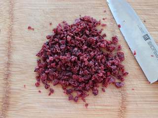 1、蔓越莓马芬蛋糕,首先将蔓越莓干切碎