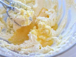 4、蔓越莓马芬蛋糕,用电动打蛋器将黄油打发至发白蓬松状态,分三次加入蛋液,每次加入蛋液后都要搅打均匀,再加入下一次的蛋液继续搅打