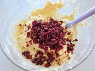 8、蔓越莓马芬蛋糕,加入切碎的蔓越莓干(留少许蔓越莓干装饰表面)