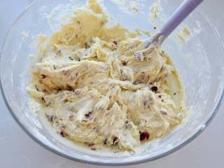 9、蔓越莓马芬蛋糕,翻拌均匀即可