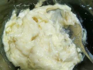 7、榴莲千层蛋糕,榴莲去核用勺子捣烂，然后把榴莲和奶油混一起搅拌均匀，喜欢吃榴莲的可以多放点，但不要比奶油多，不然切开后千层蛋糕的馅料就会流出来