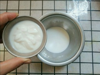 2、酸奶膏,给酸奶种加入牛奶