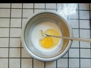 3、酸奶膏,加入鸡蛋搅拌