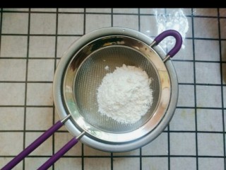 4、酸奶膏,加入低跟面粉过网 搅拌