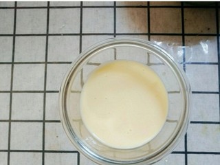 5、酸奶膏,搅拌至糊状顺滑状态 ，加入刷一层油的容器中