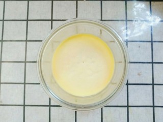 6、酸奶膏,上锅 盖上盖子 中火蒸25分钟