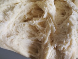 1、汉堡包,中种原料活成面团，放入冰箱冷藏12到17小时～