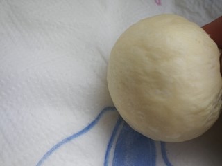 7、汉堡包,厨房纸巾蘸水放在盘子里，然后把光滑的一面在湿纸上滚一下