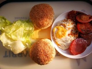 13、汉堡包,汉堡所需的原料根据自己的喜好随意搭配蔬菜