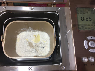 1、美味的牛排披萨,将披萨皮材料全部放入东菱1352AE-3C面包机中,使用披萨面团菜单进行揉面,