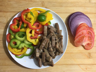 7、美味的牛排披萨,炒至表面变色后倒入盘中备用。