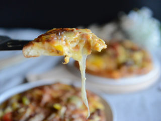 26、美味的牛排披萨,展示图。