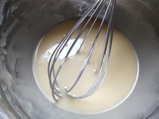 4、古早味蛋糕,搅拌均匀,烫面完成