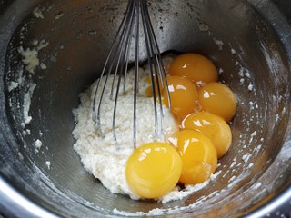 6、古早味蛋糕,加入蛋黄搅拌均匀