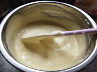 10、古早味蛋糕,注意翻拌切拌,不要搅拌使蛋白消泡