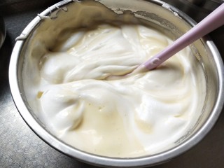 11、古早味蛋糕,最后把所有的蛋黄糊和蛋白混合均匀