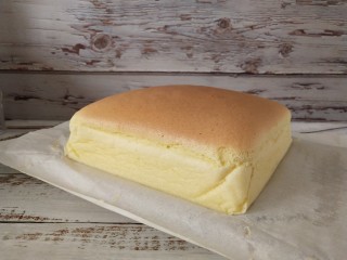 15、古早味蛋糕,出炉马上脱模撕下周围油纸晾凉