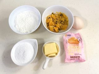 1、百香果汁玛德琳,准备好需要的食材。