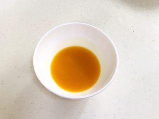 3、百香果汁玛德琳,过滤出32克的百香果汁。