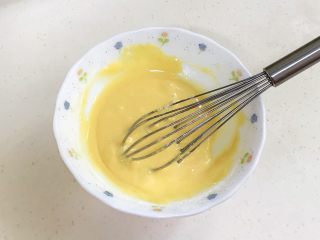 7、百香果汁玛德琳,画“一”字或“井”字拌匀。