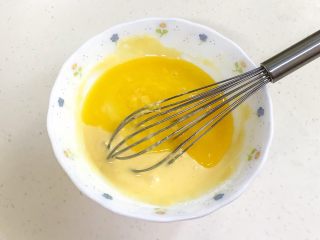 8、百香果汁玛德琳,加入融化的黄油，拌至黄油和面糊完全融合。