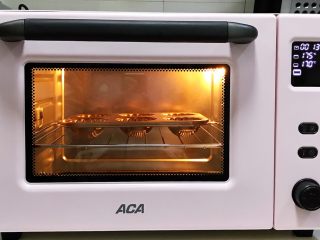 12、百香果汁玛德琳,入预热好的烤箱中，上火175度下火170度烘烤约13分钟。