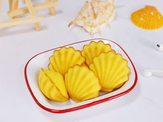 13、百香果汁玛德琳,酸甜美味的百香果玛德琳就制作完成了。