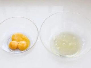1、酸奶芝士蛋糕,取两个干净无水无油的容器，将蛋黄和蛋白分离出来。