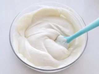 6、酸奶芝士蛋糕,再将拌好的面糊倒回剩下的蛋白霜中，用同样手法继续混合翻拌均匀，拌好的面糊应该是浓稠细腻的状态。
