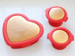 9、酸奶芝士蛋糕,烤至蛋糕体积蓬松、表面上色出炉，晾至不烫手状态，蛋糕体与模具之间会自动分离，然后脱模即可。