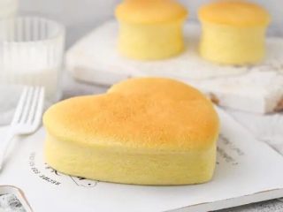 10、酸奶芝士蛋糕,一款无油低脂的酸奶芝士蛋糕就做好了，可当作早餐、零食或下午茶，大口吃也毫无负担哟！