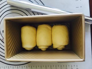 10、吾印良品～北海道吐司（直接法松软易做）,准备二次发酵，放入盒中上面盖上保鲜膜。