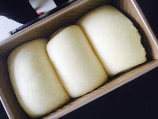 13、吾印良品～北海道吐司（直接法松软易做）,发到九分满取下保鲜膜盖上吐司盖，将烤网拿到最下层180度烤30分钟即可，无须预热。按自家烤箱上下浮度10度左右！