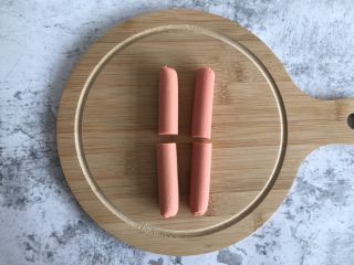 4、手抓饼版香肠可颂,火腿肠从中间切开