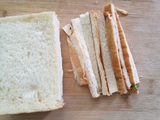 5、鲜虾胡柚沙拉,面包去边。