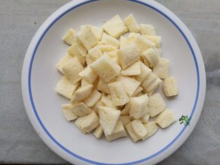 6、鲜虾胡柚沙拉,切成小粒。