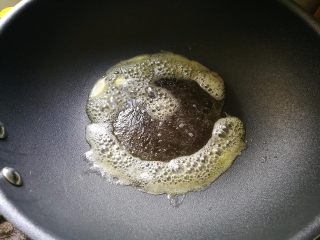 7、鲜虾胡柚沙拉,锅里放入黄油化开。