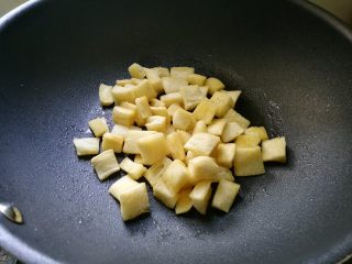 8、鲜虾胡柚沙拉,放入面包粒翻炒，炒至外皮发脆，发黄即可。盛出备用。