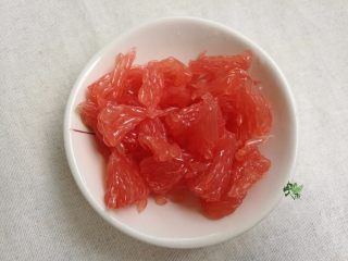 13、鲜虾胡柚沙拉,胡柚去皮，将肉取出。口味较酸，放到沙拉里后就不需要加醋了。