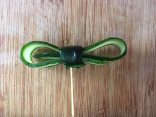 12、沙拉花束,用一条瓜皮在中间绕一圈，用牙签固定，剪去多余牙签