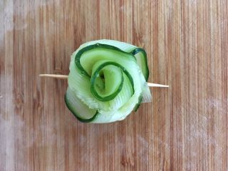 10、沙拉花束,卷好后用牙签固定