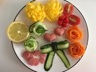 24、沙拉花束,剩余的宝宝肠可以切小圆片或者任意形状，切一片柠檬片，橙子也可以。全体花花大合照～记得把多余的牙签统统剪掉