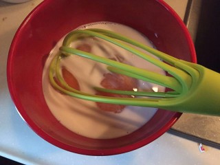 4、不输老爷爷家de全蛋蛋挞,混合均匀。