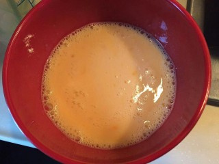 5、不输老爷爷家de全蛋蛋挞,加入30克细砂糖搅拌到糖融化。