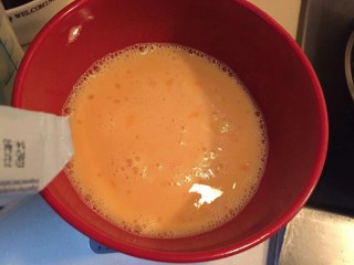 6、不输老爷爷家de全蛋蛋挞,加入65克淡奶油。