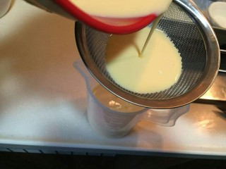 8、不输老爷爷家de全蛋蛋挞,过一次筛，是蛋挞糊更加细腻。