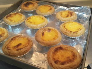 12、不输老爷爷家de全蛋蛋挞,观察到表面金黄有标志的“黑美人”出现就完成了。