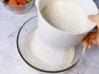 4、香蕉松饼????,搅好的香蕉泥倒出，筛入80克面粉搅拌均匀至无颗粒状态。