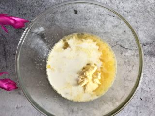 4、甜甜圈????烤箱版,加入牛奶,黄油 搅拌均匀